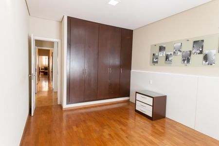 Casa à venda com 333m², 4 quartos e 3 vagas Casa à venda com 333m², 4 quartos e 3 vagasSuíte 1