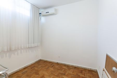 Casa à venda com 333m², 4 quartos e 3 vagas Casa à venda com 333m², 4 quartos e 3 vagasQuarto