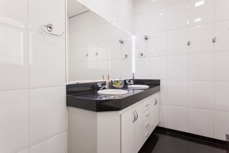 Casa à venda com 333m², 4 quartos e 3 vagas Casa à venda com 333m², 4 quartos e 3 vagasBanheiro da Suíte 1