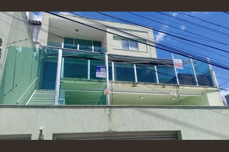 Casa à venda com 333m², 4 quartos e 3 vagas Casa à venda com 333m², 4 quartos e 3 vagasFachada e Placa