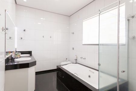 Casa à venda com 333m², 4 quartos e 3 vagas Casa à venda com 333m², 4 quartos e 3 vagasBanheiro da Suíte 1