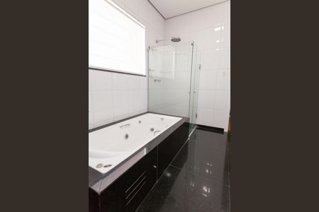 Casa à venda com 333m², 4 quartos e 3 vagas Casa à venda com 333m², 4 quartos e 3 vagasBanheiro da Suíte 1