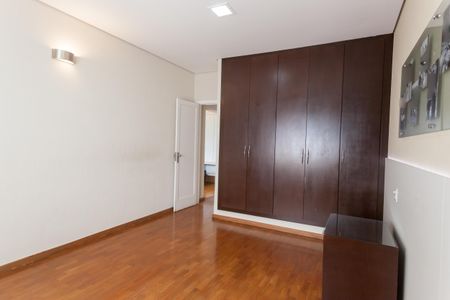 Casa à venda com 333m², 4 quartos e 3 vagas Casa à venda com 333m², 4 quartos e 3 vagasSuíte 1