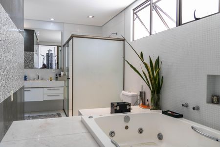 Casa para alugar com 596m², 4 quartos e 7 vagasBanheiro do Quarto 1