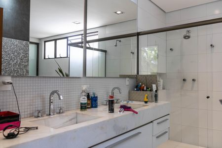 Casa para alugar com 596m², 4 quartos e 7 vagasBanheiro do Quarto 1