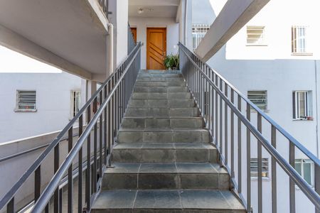 Apartamento à venda com 40m², 2 quartos e 1 vaga Apartamento à venda com 40m², 2 quartos e 1 vagaEscada de entrada