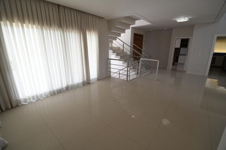 Casa à venda com 336m², 3 quartos e 4 vagasSala