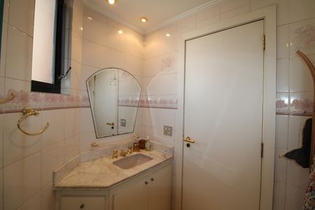 Apartamento à venda com 223m², 4 quartos e 3 vagasBanheiro 1