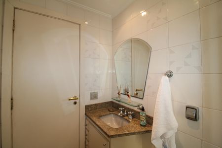 Apartamento à venda com 223m², 4 quartos e 3 vagasBanheiro 2