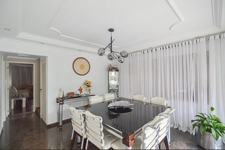 Casa à venda com 350m², 4 quartos e 6 vagas Casa à venda com 350m², 4 quartos e 6 vagasSala de Jantar