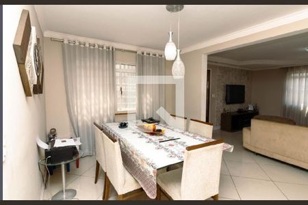 Casa à venda com 180m², 3 quartos e 4 vagasSala