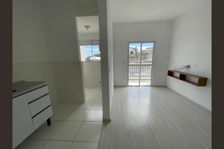 Sala de apartamento para alugar com 1 quarto, 52m² em Cemucam, Cotia
