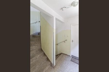 Apartamento à venda com 60m², 2 quartos e sem vaga Apartamento à venda com 60m², 2 quartos e sem vagaEscada