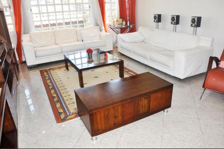 Casa à venda com 250m², 3 quartos e 5 vagas Casa à venda com 250m², 3 quartos e 5 vagasSala