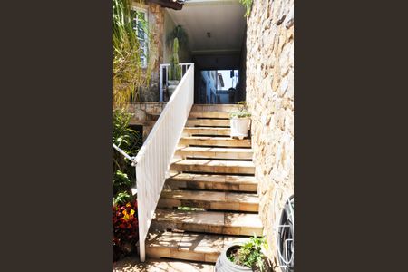 Casa à venda com 250m², 3 quartos e 5 vagas Casa à venda com 250m², 3 quartos e 5 vagasEscada Externa