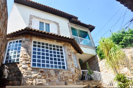 Casa à venda com 250m², 3 quartos e 5 vagas Casa à venda com 250m², 3 quartos e 5 vagasGaragem