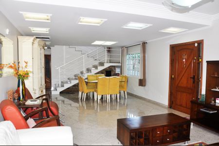 Casa à venda com 250m², 3 quartos e 5 vagas Casa à venda com 250m², 3 quartos e 5 vagasSala