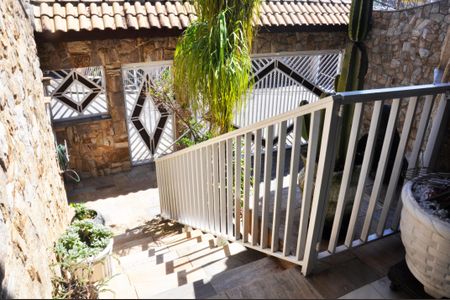 Casa à venda com 250m², 3 quartos e 5 vagas Casa à venda com 250m², 3 quartos e 5 vagasEscada Externa