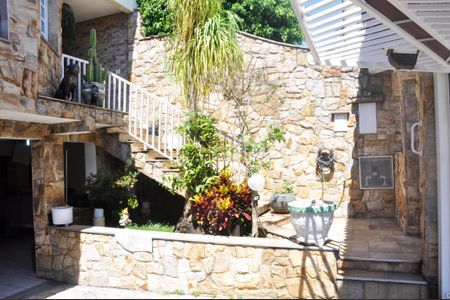 Casa à venda com 250m², 3 quartos e 5 vagas Casa à venda com 250m², 3 quartos e 5 vagasGaragem