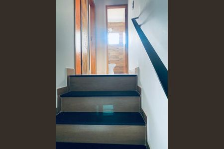 Casa de condomínio para alugar com 60m², 2 quartos e 1 vagaEscada