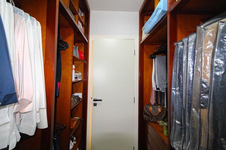 Apartamento à venda com 172m², 4 quartos e 3 vagas Apartamento à venda com 172m², 4 quartos e 3 vagasCloset da suíte