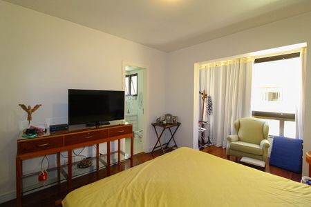 Apartamento à venda com 172m², 4 quartos e 3 vagas Apartamento à venda com 172m², 4 quartos e 3 vagasSuíte