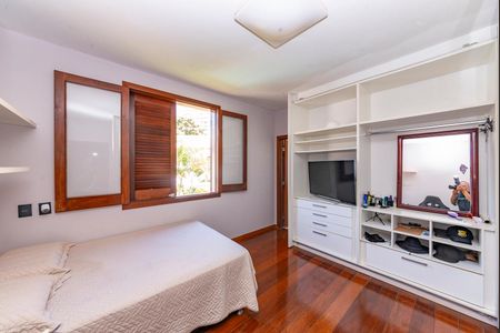 Casa à venda com 516m², 4 quartos e 4 vagasSuíte 4