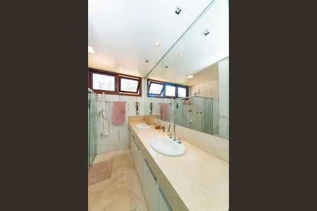 Casa à venda com 516m², 4 quartos e 4 vagasBanheiro da Suíte 1