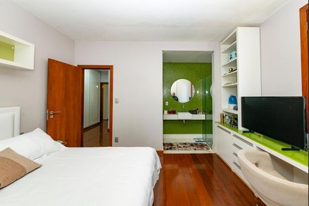 Casa à venda com 516m², 4 quartos e 4 vagasSuíte 3