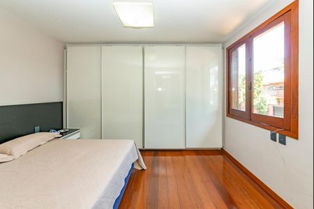 Casa à venda com 516m², 4 quartos e 4 vagasSuíte 2
