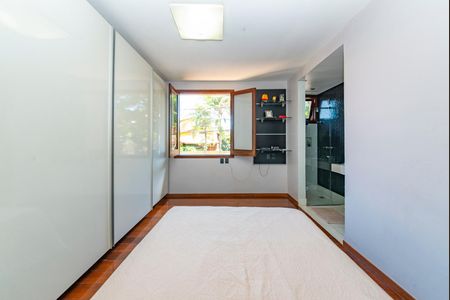 Casa à venda com 516m², 4 quartos e 4 vagasSuíte 2