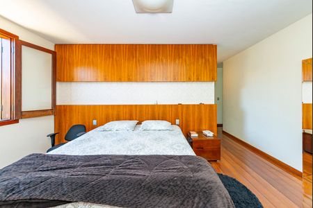 Casa à venda com 516m², 4 quartos e 4 vagasSuíte 1