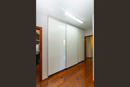 Casa à venda com 516m², 4 quartos e 4 vagasCorredor