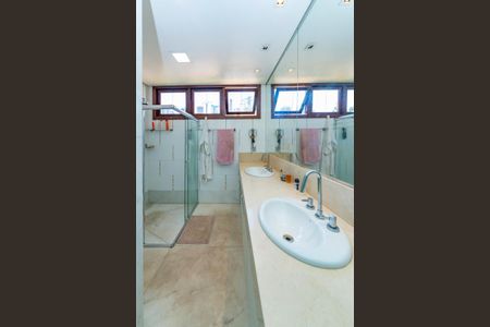 Casa à venda com 516m², 4 quartos e 4 vagasBanheiro da Suíte 1