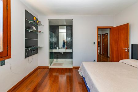 Casa à venda com 516m², 4 quartos e 4 vagasSuíte 2