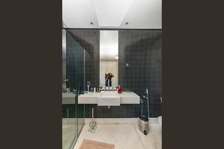 Casa à venda com 516m², 4 quartos e 4 vagasBanheiro da Suíte 2