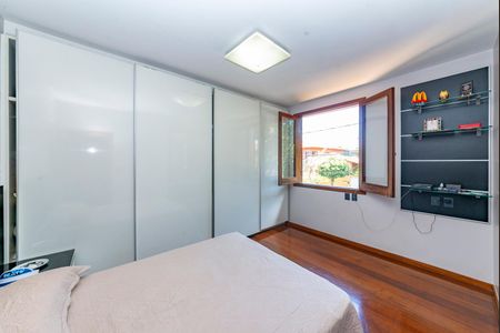Casa à venda com 516m², 4 quartos e 4 vagasSuíte 2