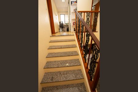 Casa à venda com 200m², 3 quartos e 2 vagasEscada