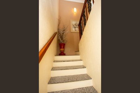 Casa à venda com 200m², 3 quartos e 2 vagasEscada