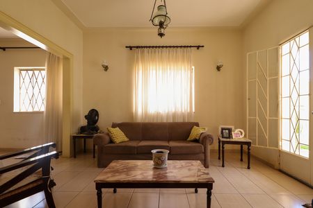 Casa para alugar com 303m², 4 quartos e 5 vagasSala