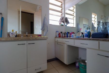 Casa para alugar com 303m², 4 quartos e 5 vagasBanheiro