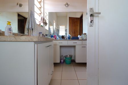 Casa para alugar com 303m², 4 quartos e 5 vagasBanheiro