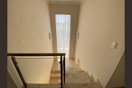 Casa de condomínio à venda com 280m², 4 quartos e 2 vagasEscada