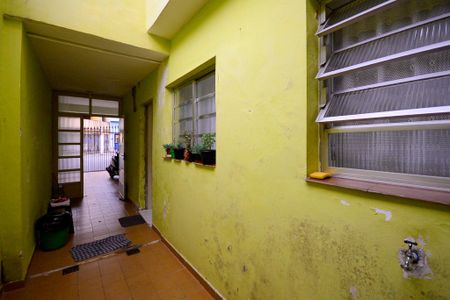 Casa à venda com 102m², 4 quartos e 1 vagaCorredor de acesso da casa 1 para casa 2 