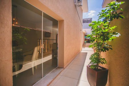 Casa à venda com 250m², 3 quartos e 4 vagasCorredor Lateral