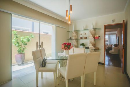 Casa à venda com 250m², 3 quartos e 4 vagasCopa