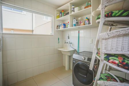 Casa à venda com 250m², 3 quartos e 4 vagasÁrea de Serviço