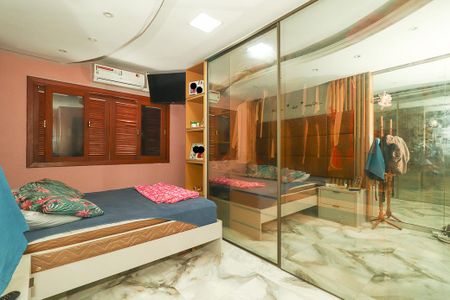 Casa à venda com 200m², 2 quartos e 5 vagas Casa à venda com 200m², 2 quartos e 5 vagasSuíte