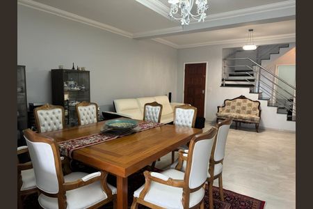 Casa de condomínio à venda com 230m², 3 quartos e 4 vagasFoto 02