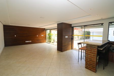 Casa à venda com 347m², 4 quartos e 6 vagas Casa à venda com 347m², 4 quartos e 6 vagasVaranda